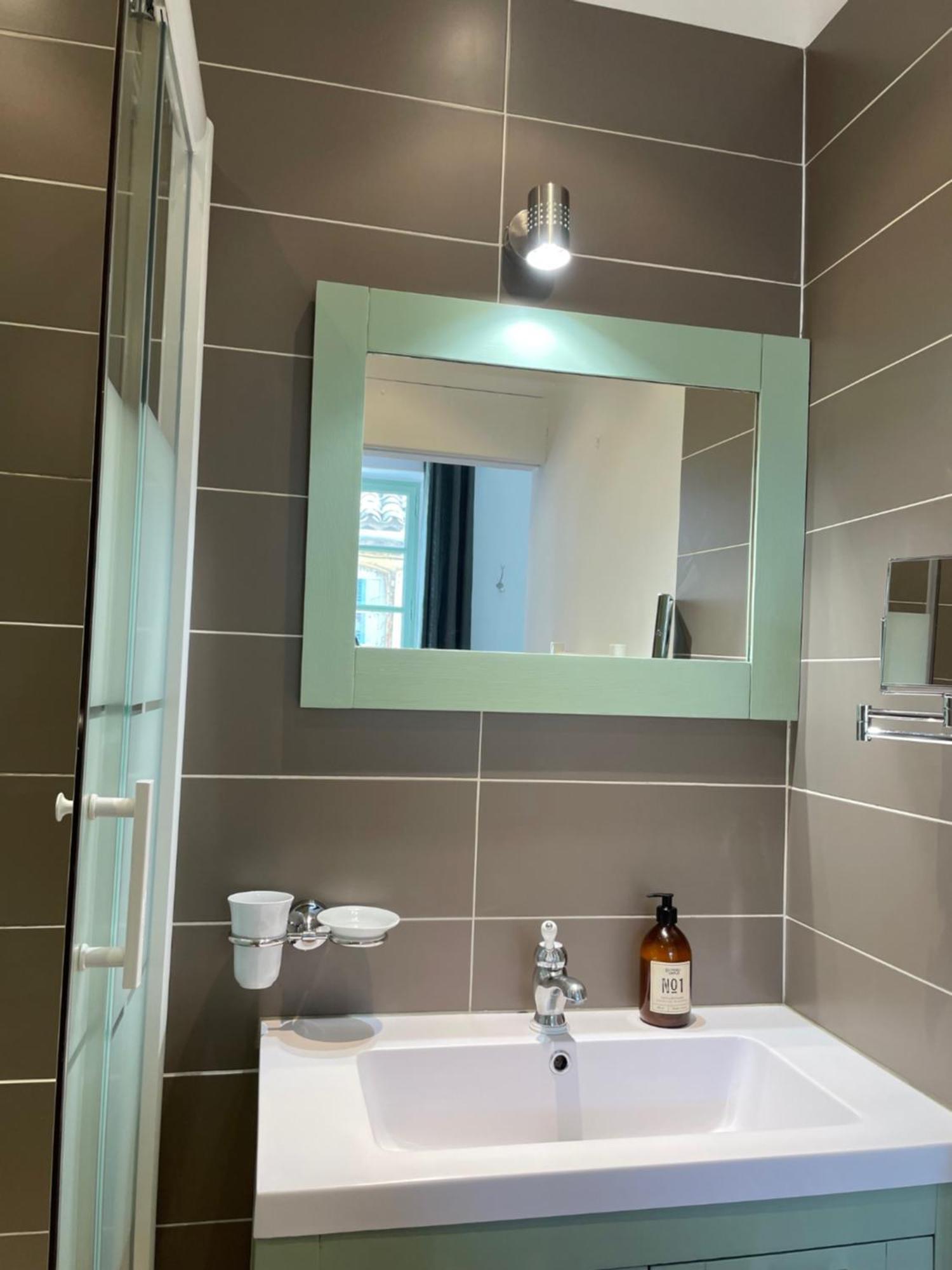 L'Ecrin De Mona Au Coeur De Lourmarin Apartment Bagian luar foto