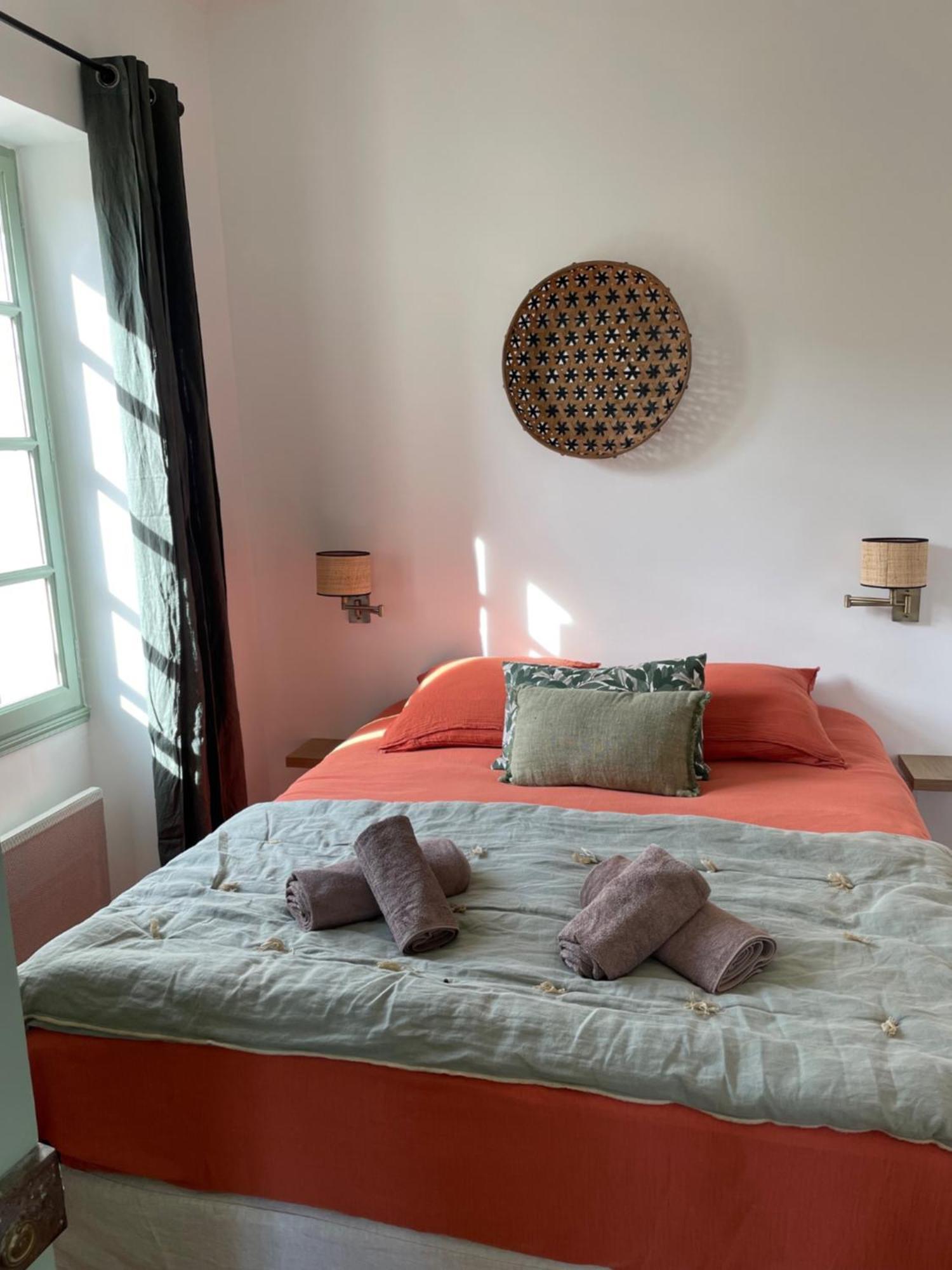 L'Ecrin De Mona Au Coeur De Lourmarin Apartment Bagian luar foto